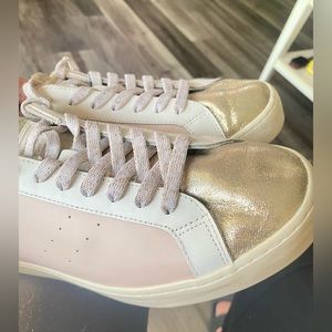 NWOT One Footwear Sari Sneaker - Women's size 9.5